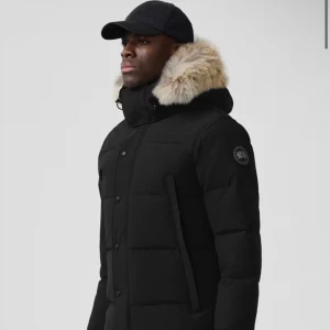 Canada goose jacka - Canada goose jacka wyndham parka, svart och black label, kom privat för mer bilder, använd en vinter men fortfarnade i bra skick pris kan diskuteras vid snabb affär, perfeeekt inför vintern👍🏽☺️medkommer päls och en lite väska.