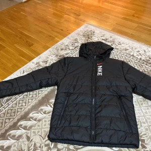 Nike jacka - Nästan helt oanvänd, eftersom jag var rädd om den och den fick ett jättelitet hål på armen och inte var riktigt min stil, kom dm för frågor:)