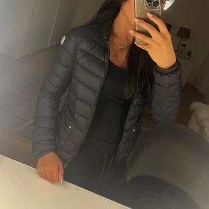 Moncler dunjacka - Svart dunjacka från moncler. Använt några gånger, den är i perfekt skick! Storlek 00 kvittot medföljer  Pris kan diskuteras 