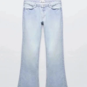 Trendiga bootcut jeans Zara - Trendiga ljusblå bootcut jeans från Zara med medelhög midja i storlek 36. Använd fåtal gånger och passar mig som är 175 cm🩷