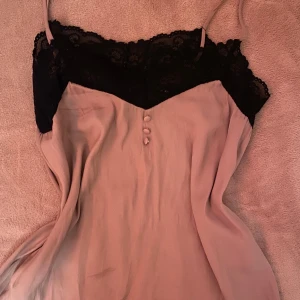 siden linne med spets - gulligt ljusrosa siden linne i bra skick💞storlek xs-s, går även bra att använda som nattlinne