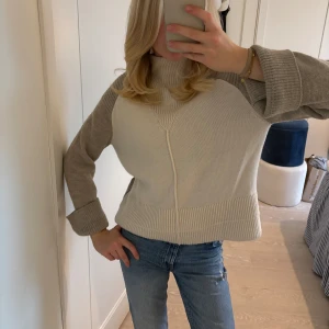 Stickad tröja  - Sjukt fin stickad tröja med halvpolo från NaKd💕 sparsamt använd 