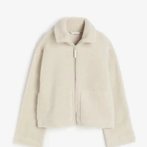 Teddyjacka H&M - Säljer min beiga teddyjacka från hm i väldigt bra skick