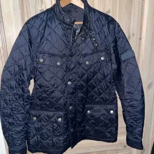 Barbour jacka - Riktigt fett jacka av Barbour. Ungefär nyskick. Storlek L. Pris går att diskutera 