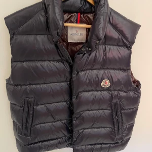 Moncler tibb väst - Hej! Säljer nu min splitternya Moncler tibb väst. Skicka gärna iväg ett meddelande för mer info. Endast seriösa köpare tack!