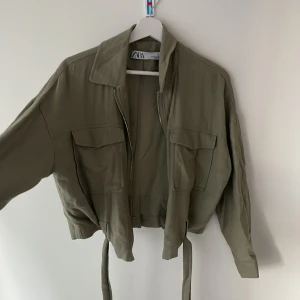 Grön snygg jacka från Zara - En super bygg militärgrön jacka från zara. Jag själv brukar styla denna jacka med en vit hoodie och ett par blåa jeans men funkar självklart med mycket mer💚