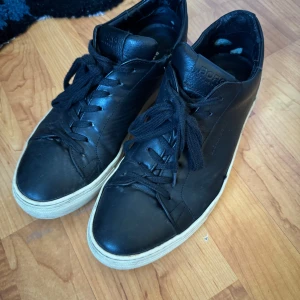 Björnborg skor - Lite snönder på sidan, släppt lite i sulan Skriv om frågar