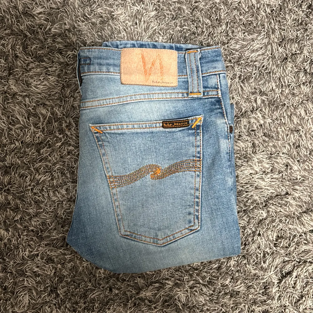 Säljer ett par nudie jeans i 10/10 skick! Ha i åtanke att jeansen är rätt så tajta. Kan inte fixa bild med de på eftersom de inte passar mig. Pris kan möjligen diskuteras 🙌 . Jeans & Byxor.