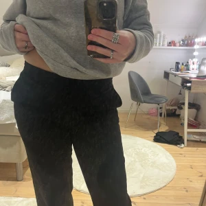 Kostymbyxor  - Svarat snygga kostymbyxor! Bra i skick och normal i storleken!💘