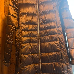 Jackor!!! - Passa På!!! Höst och vinter Jackor bra pris,  Skaffa snart höst/vinter jacka det blir kallt väder snart,   Har mössor till försäljning också  Passar färgen till jackan skickar jag plus mössan också, 