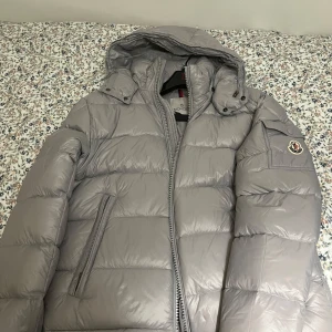 Moncler Maya - En jätte fin moncler Maya i en sällsynt färg inga skador eller något alls alla tags osv följer med. Storlek 1/S, för mer frågor eller info är det bara att fråga!