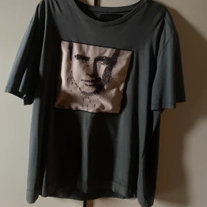 Grå t-shirt med ansiktsmotiv - Hej!, Säljer min Mörkgröna  Limitato T-shirt i Strl L. Bara att höra av er vid Frågor mvh