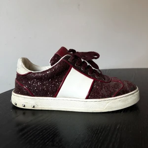 Valentino flycrew limited edition - Valentino flycrew limited edition✨klassikt valentino rött glitter som gör mycket till en outfit. Skorna är i använt skick och två nitar har lossat. Överlag så är skon och sulan i bra skick! Nypris ca 6000kr. Om du har några så är det bara att skriva!