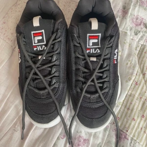 FILA heritage Disruptor S low - gray violet - skorna har bara använts två gånger, och de är i bra skick, de har inga fläckar eller defekter, storlek 39, material mocka originalpris 1500 kr.
