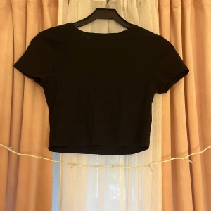 Tröja  - En kort tröja ifrån new Yorker. Tröjan är i jätte fint skick, dock har den nån liten fläck men det går bort o tvätten. 