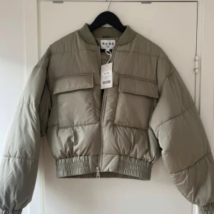 NA-KD puffer jacket - Superfin jacka med prislappen kvar! Ja 