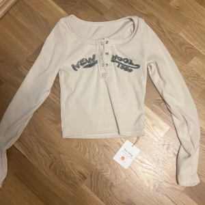 Long sleeve letterna slim fit top - SISTA BILD ÄR TAGEN  Skick: as bra, aldrig använt bara testat men insåg att det inte var i min storlek så säljer  Storlek är s: (info från deras sida)  bust:72  Total längd: 43 Sleeve length: 60