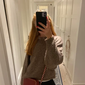 Brun stickad tröja  - Brun stickad tröja från Carin Wester i storlek S, men passar även XS. Den är i använt men ändå fint skick. 