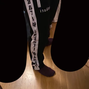 Askari byxor - Askari byxor i storlek L. Slutsåld överallt. Cond 9,5/10. Skriv gärna privat för flera bilder och pris kan diskuteras vid snabb affär. 