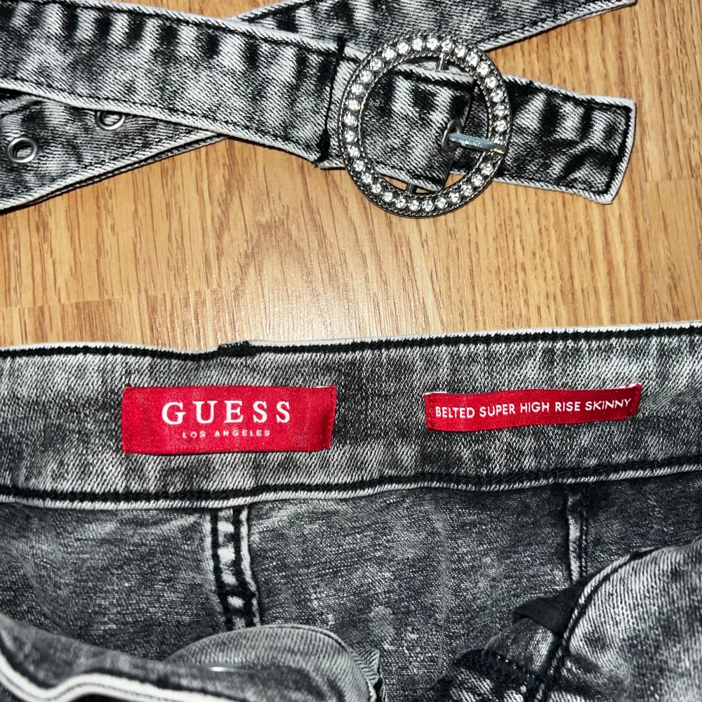 New jean with belt from guess. Very comfortable jean, feels very soft on skin. Selling it because they don’t fit me properly. Original price 1500 kr. Sold out everywhere. . Jeans & Byxor.