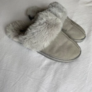 Grå tofflor gina  - Jättesöta grå tofflor från gina som är slutsålda nästan överallt dom är i storlek 38/39❤️