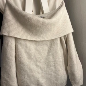 Stickad Off shoguner tröja - Stickad Off-shoulder tröja från Cubus, xs, inte mycket använd. 🫶🏻