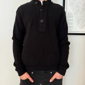 Stickad Rouge’s Gallery tröja - Tja, säljer denna exklusiva stickade tröjan i skicket 10/10! Mitt pris 899kr i storlek M. Vid funderingar är det bara att höra av sig