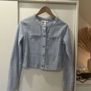 Kofta hm  - Jätte fin kofta från hm med knappar kan även användas som jacka, aldrig använd storlek xs ❤️