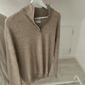 Bruun & stengade halfzip - Säljes då den inte används. Inga tecken på användning Bvsa