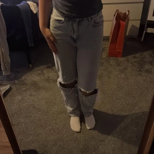 Ljusblåa jeans  - Säljer dessa jättefina och bekväma jeans från denim day(authentic denim wear). Säljer de eftersom de inte kommer till användning. De har hål på knärna som ör lite söndriga.