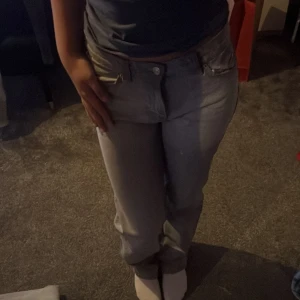Gråa jeans  - Säljer dessa ur snygga gråa jeans från Gina(perfect jeans). Säljer de eftersom de har blivit för små. Köpte de för 500kr