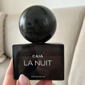 Caia La Nuit EdP 50ml - Cirka 70% kvar i flaskan. Förvarad mörkt och svalt. 
