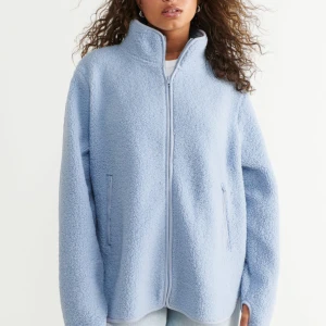 Teddy Jacka Gina Tricot - Säljer den slutsålda Teddy jackan ifrån Gina då den inte kommer till användning 🩵 Använd Max 2 ggr, så gott som ny!   Skriv om ni vill ha bilder! 