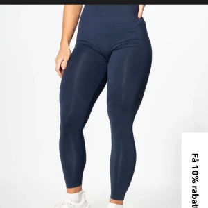 Relode mörkblå tights, storlek XXS - Storlek: XXS Absolut de finaste könaste träningskläderna men lite för genomskinliga för min smak. Begagnade men Inge fel på dem se bilder. Skriv för att se hur de sitter på modellen på deras hemsida. Ny pris: 699kr  Säljer mer kläder på Vinted.