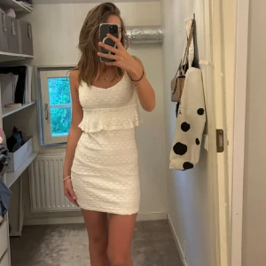 Fin vit sommarklänning! - Har lånat de förra ägarens bilder för jag hade inga just nu men har bara använts en gång på min skolavslutning! Perfekt om man ska resa utomlands☺️