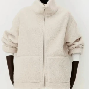 Beige teddyjacka från hm - Säljer slutsåld mysig beige teddyjacka från h&m!!skriv privat om frågor eller intresse (använd gärna köp nu  ❤️❤️)