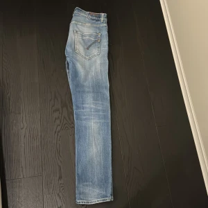 Dondup jeans - Snygga dondup jeans. Skick 8,5/10. Nypris 3000. Mitt pris 949. Size 33. Mått finns på bilderna 