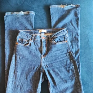 Perfect jeans bootcut - Gina tricot bootcut perfect jeans mörkblå. Lite slitna längst ned