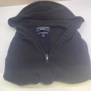 Kashmir hoodie - Fet kasmir hoodie i skick 4-5/10 pga av hålen vid armbågarna men de går enkelt att fixa🔥 Hör av er vid frågor och funderingar🫶🏼