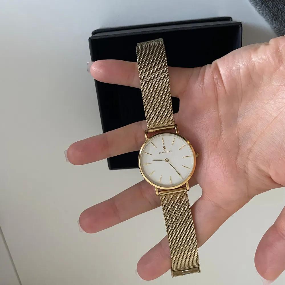 Black oak klocka från UR&PENN, knappt använd, legat i sin box de senaste 2 åren. Inga repor eller skador. Ny pris 698kr, mitt pris 300kr. Asusteet.