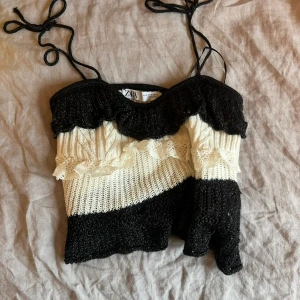 Zara linne - Jättefint svart/vitt/glittrigt linne från zara som inte säljs längre. Nyskick och storlek xs, säljer pga att den inte används. Skriv för frågor!