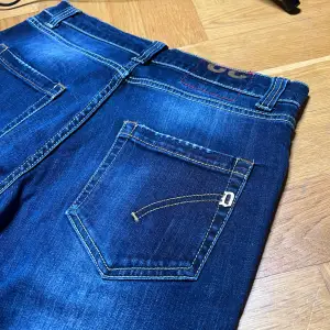 Dondup Jeans I Storlek 32 | Nästan ny skick , 9/10 | Nypris ca 3000kr, bra pris på 899kr | Auenticitet garanterad och 14 dagars ångerrätt, på våran hemsida | Hör av dig vid minsta fråga eller fundering✍️