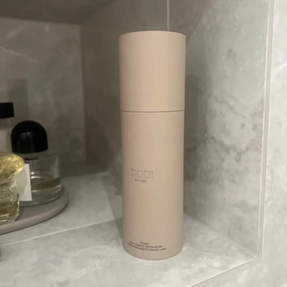 Jättebra toner från Kim Kardashians märke SKKN. Älskar denna toner, den jämnar ut huden, exfolierar och ger en bra grund i änglar resterande hudvårdsprodukter. ALDRIG ANVÄND säljer då jag fick i present men har redan en större uppsättning av produkte. Skönhet.