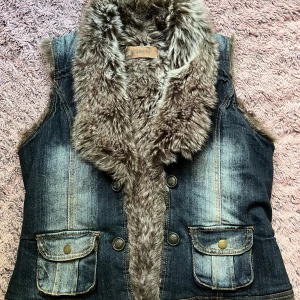 Snygg furväst/pälsväst  - Jätte bra skick inga defekter. Använt få gånger. Snygg till hösten. Pris går att diskuteras. 