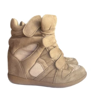 Isabel marant inspirerade liknande skor - Jättefint skick förutom på yttersulan!💓