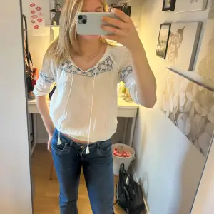 En fin blus med blåa detaljer ifrån vero moda i storlek S