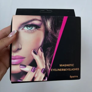 Magnetiska lösögonfransar och eyeliner - Säljer magnetiska lösfransar och eyeliner. Setet innehåller 4 par fylliga fransar som enkelt fästs med den medföljande magnetiska eyelinern. Perfekt för en glamorös look utan krångel med lim. Inkluderar även en applikator för enkel applicering