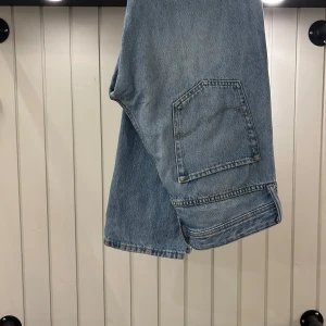 Blå Jeans  - Skicket är väldigt bra - 9/10. Väldigt sparsamt använda som sitter bra. Köpta på Jack and Jones för 599kr. Jeansens modell, passform o storlek finns i bilderna.   Öppen för prisförslag och tveka inte att kontakta mig vid minsta fundering. 