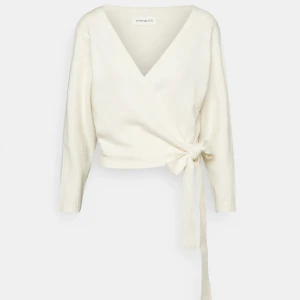 Omlott tröja - Högsta bud: 300,Intresse på min stickade beigea omlott tröja. Den är använd en gång då jag inte gillar hur den sitter på mig. Helt slutsåld till strl L. Super skönt material och jätte fin med ett vitt vanligt linne under. Godkänner inga skam priser. 