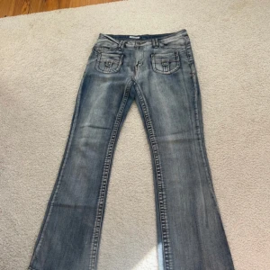 Lågmidjade bootcut jeans✨ - Snygga lågmidjade jeans köpta på vinted💕 det står inte storlek men skulle säga en M💕 skriv för mer info
